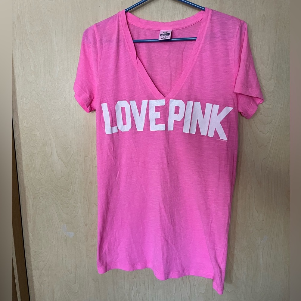 VINTAGE LOVE PINK VICTORIA'S SECRET BRIGHT PINK WOMEN'S LARGE V-NECK SHIRT!